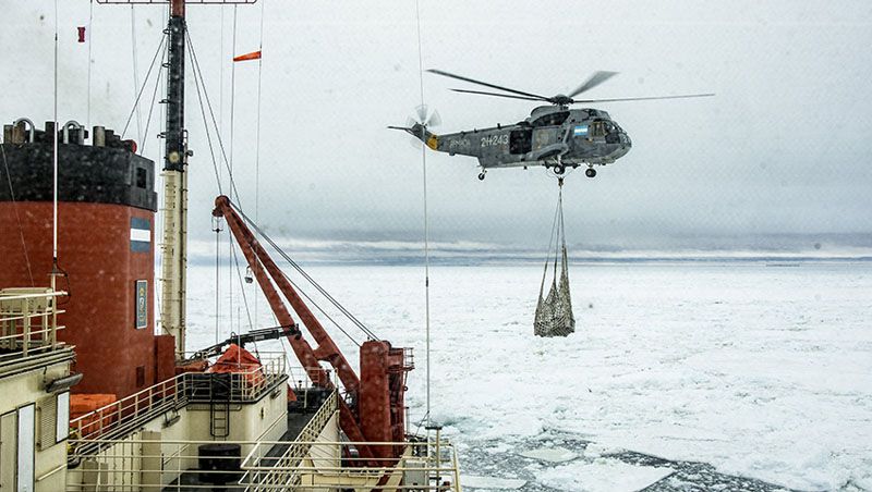 El rompehielos ARA “Almirante Irízar” opera en la base Belgrano II