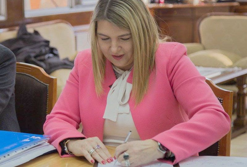 Bertone firmó los decretos de aumento del 23% para los empleados públicos
