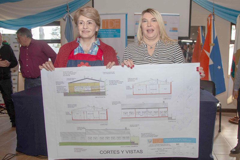 Bertone firmó el contrato de ampliación de la Escuela Especial N°4