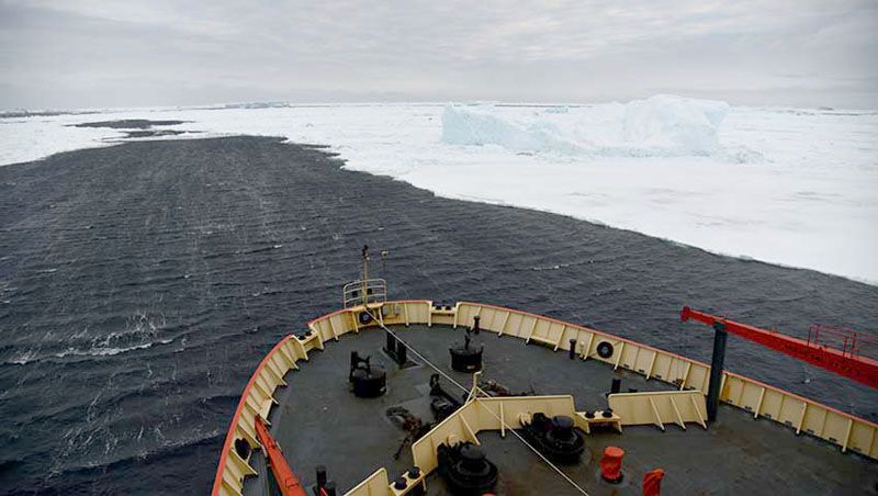 El rompehielos “Almirante Irízar” reabastece a la base Marambio