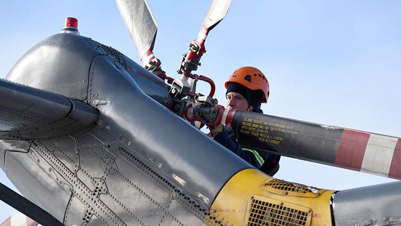 Dos Sea King trasladan carga a la Antártida desde el Irizar