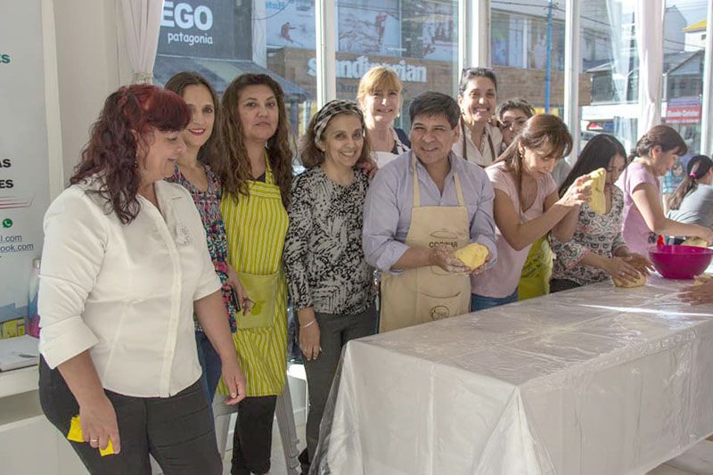 Pino y mujeres justicialistas elaboraron roscas de pascua para instituciones de Ushuaia