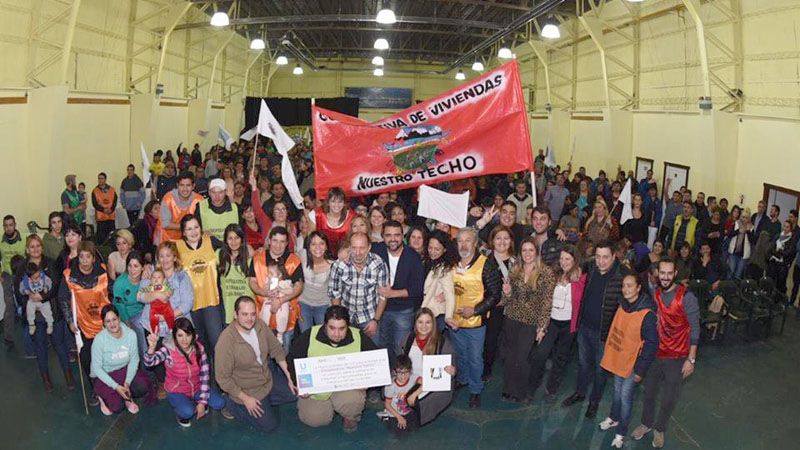 Vuoto entregó el decreto de preadjudicación de tierras a la Cooperativa Nuestro Techo 