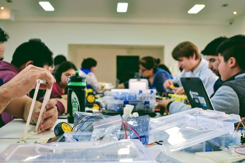 Docentes y alumnos de escuelas rurales reciben capacitación en robótica