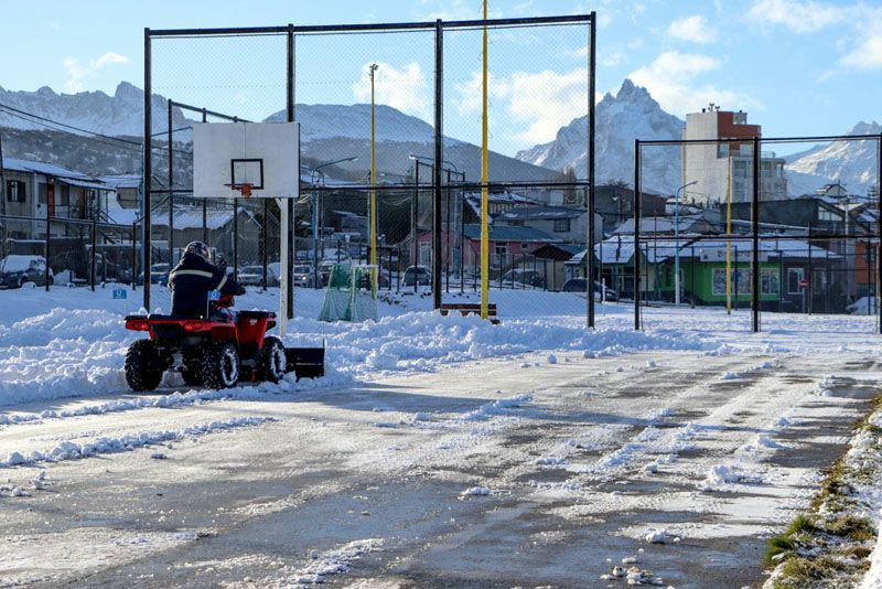 Cuatriciclos del Municipio trabajan en el despeje de nieve 