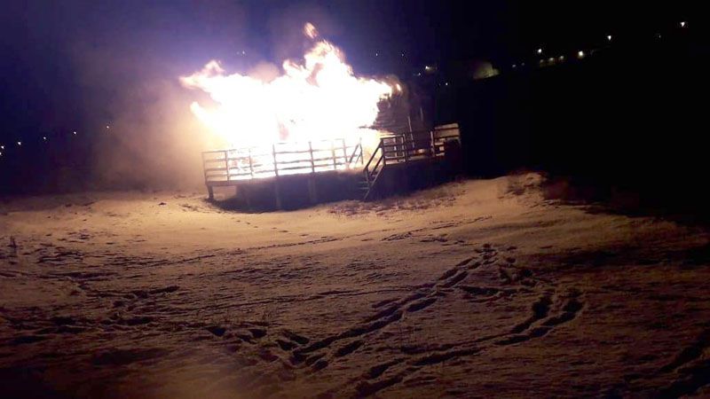 Se incendió por completo una cabaña