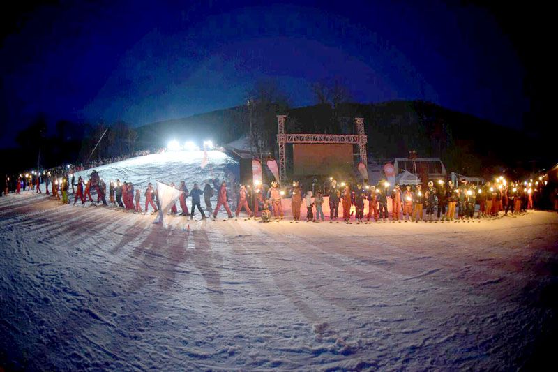 Se realizó la Bajada de Antorchas en Cerro Castor