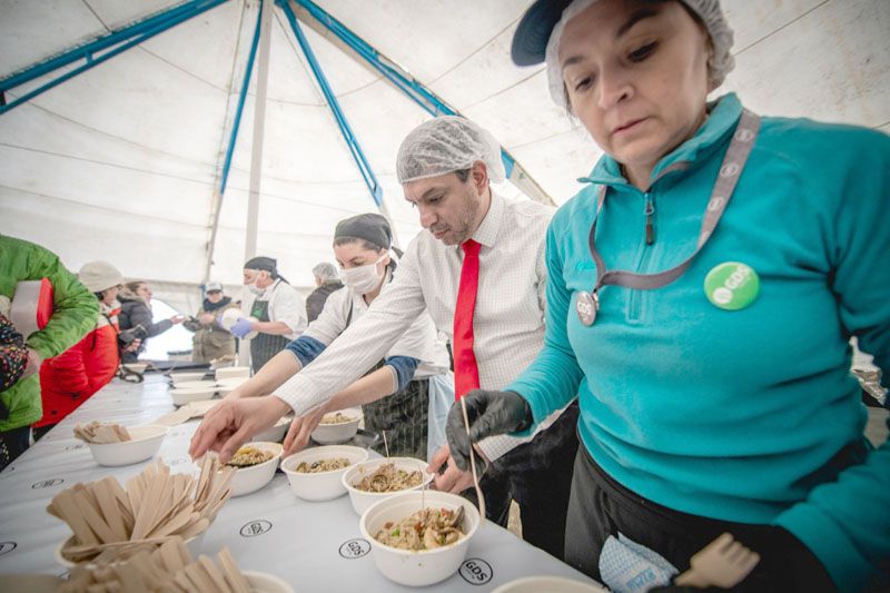 Tras el desfile se sirvieron más de 12 mil porciones de paella