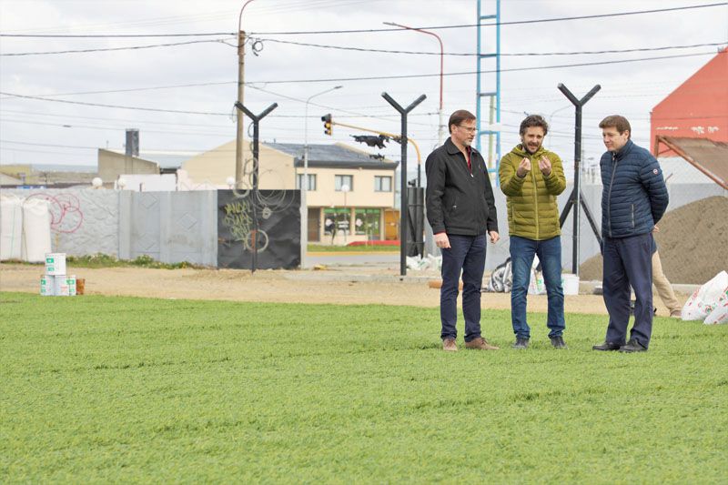 Comenzó la colocación de césped sintético en la cancha de fútbol