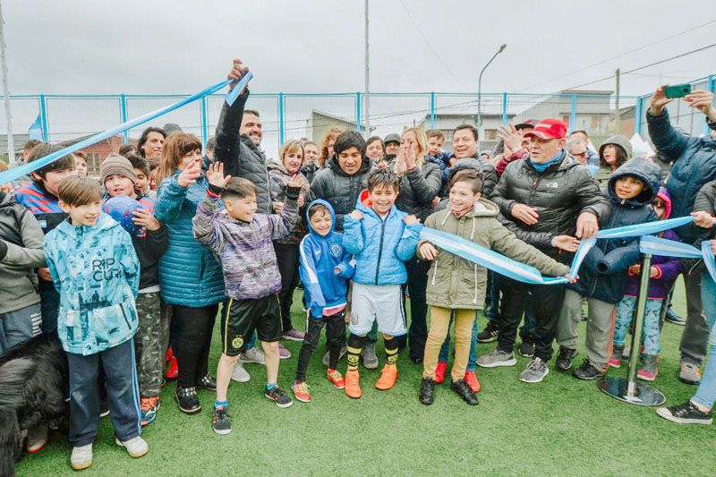 Vecinos del barrio Perón ya disfrutan del renovado playón deportivo
