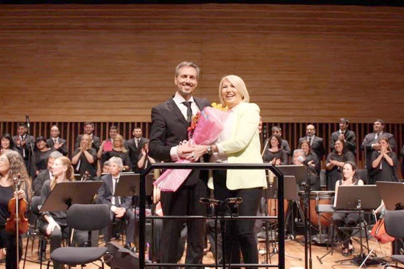 Bertone asistió a la presentación del Coro del Fin del Mundo - El Diario del Fin del Mundo