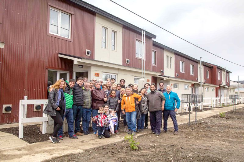 Bertone recorrió las 22 viviendas del barrio ARA Santa Fe