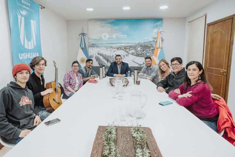 Vuoto entregó instrumentos musicales al Colegio Polivalente de Arte