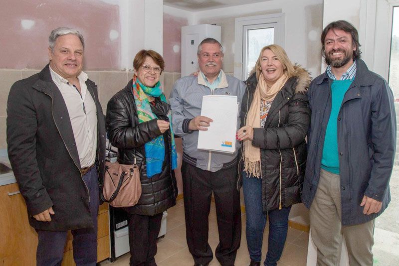 Bertone se despidió con entrega de viviendas