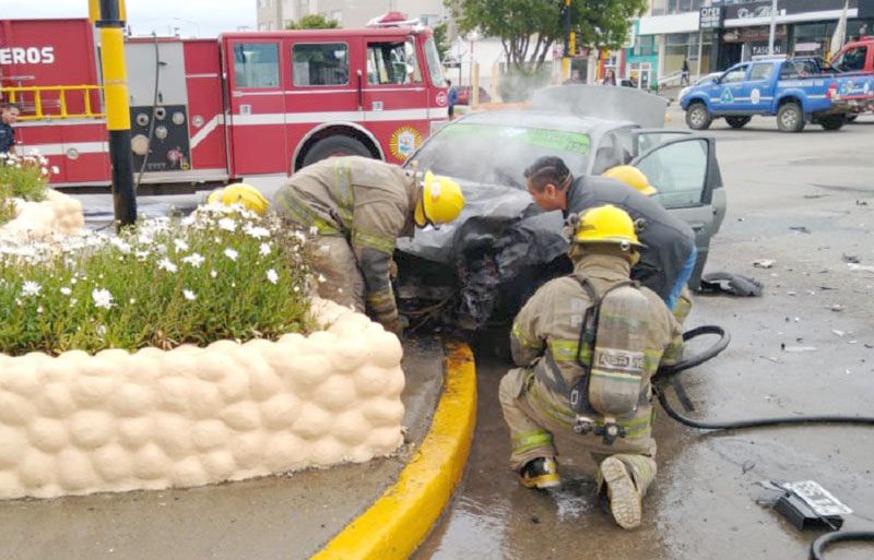 Un remisero con supuestas alteraciones mentales provocó un espectacular incidente