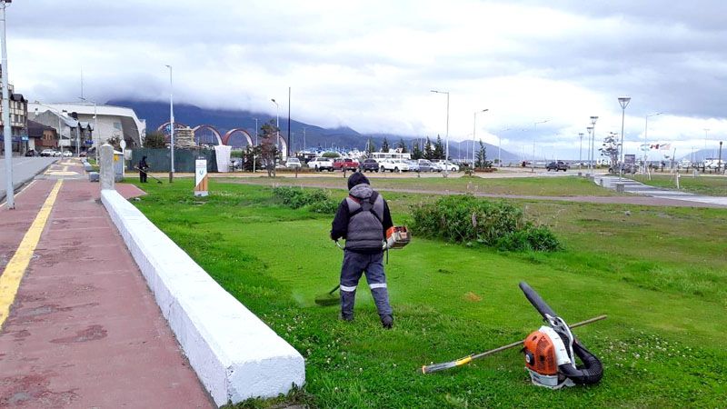 Continúa la limpieza de espacios de uso comunitario en Ushuaia 