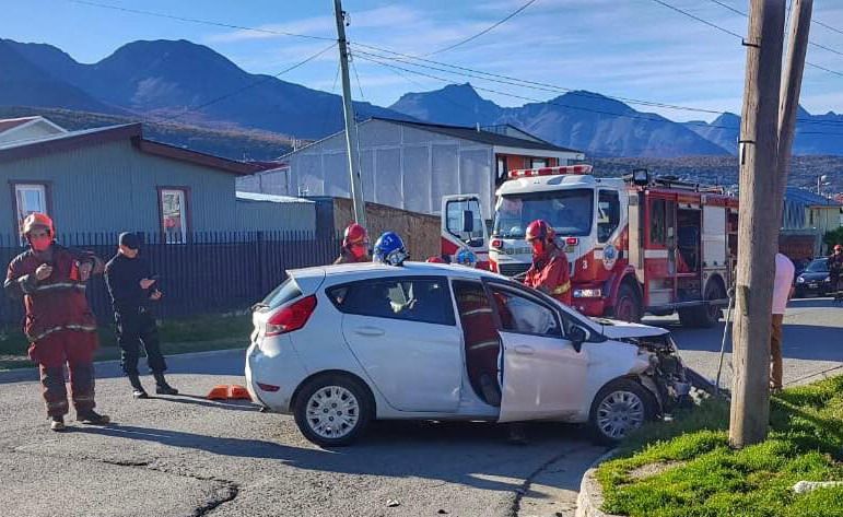Mujer golpeada al chocar dos vehículos