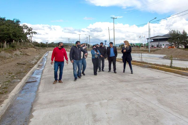 Vuoto recorrió la obra de pavimentación de avenida Los Ñires en Tolhuin