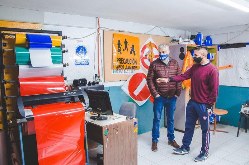 La Municipalidad de Ushuaia incorporó maquinaria para el taller de Herrería  Es el área en la que se realiza la cartelería informativa que se coloca en la ciudad