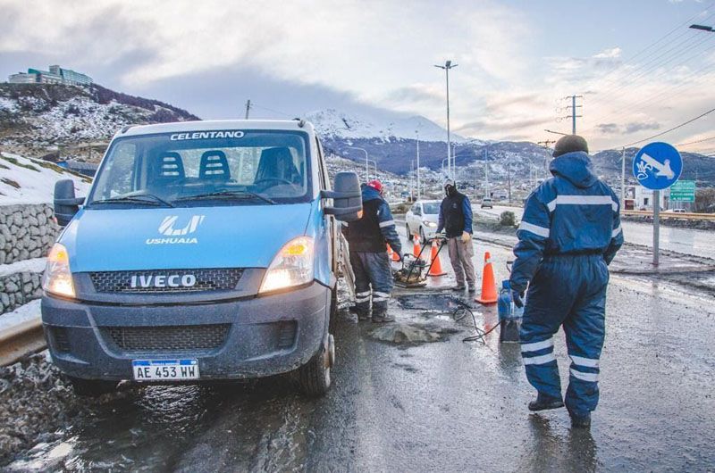Realizan trabajos de bacheo en calles de Ushuaia