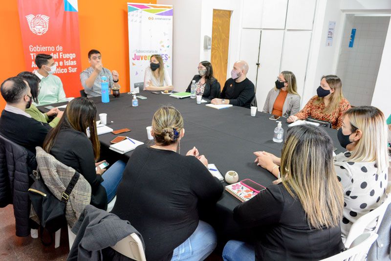 Diversas áreas del Gobierno articulan acciones junto a la Subsecretaría de Juventudes