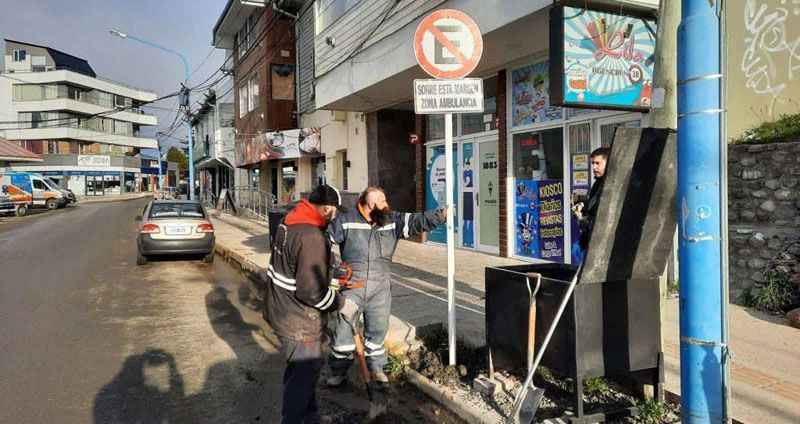 Continúa la colocación de cartelería vial en Ushuaia