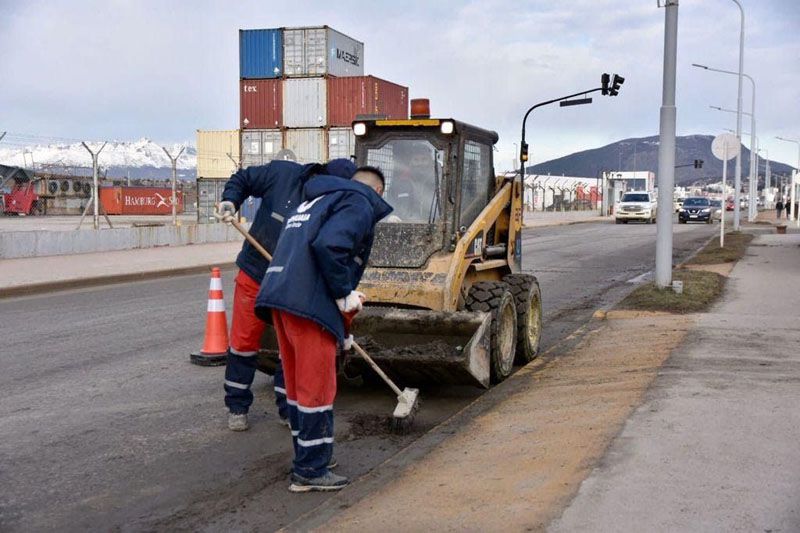Ponen en valor espacios verdes y avanza la limpieza de avenidas 