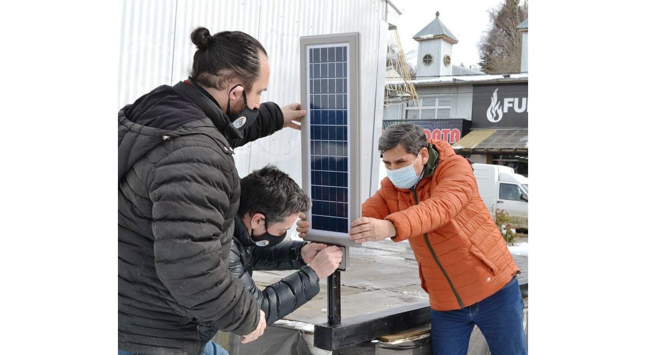 Colocaron las dos primeras farolas de alumbrado público con energía solar