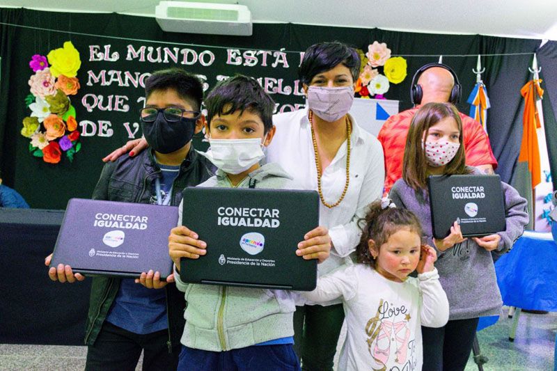  Educación entregó 500 notebooks a estudiantes fueguinos