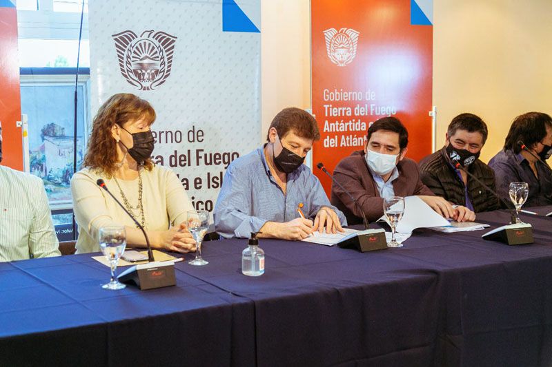 Melella firmó el acuerdo para recategorizar a agentes estatales