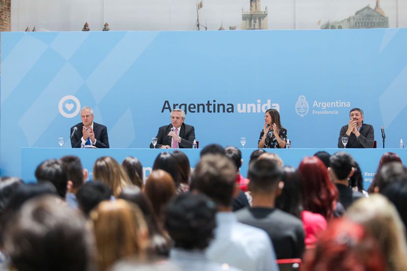 El Presidente anunció la ampliación de las becas Progresar | Diario del Fin  del Mundo