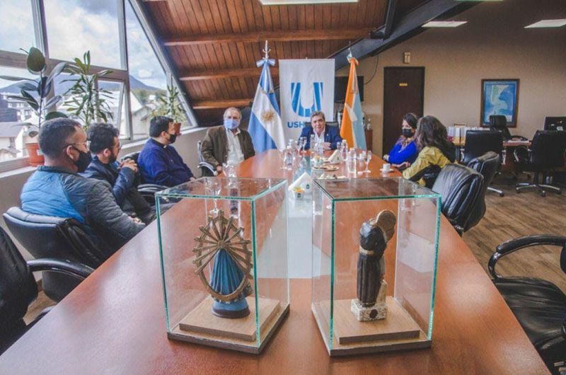 Funcionarios municipales recibieron a representantes de Cáritas