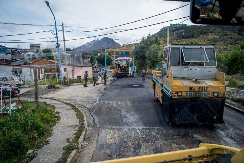 Continúan los trabajos de pavimentación en la calle Aristóbulo del Valle