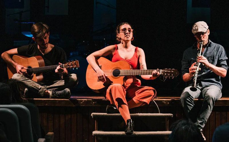 La artista Lucía Boffo ofreció un show en vivo en la Casa de la Cultura