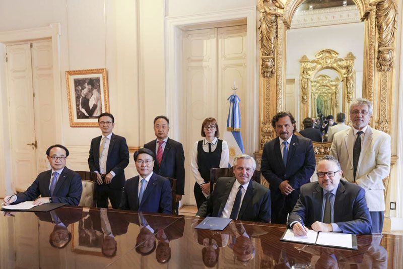 FERNÁNDEZ SE REUNIÓ CON EMPRESARIOS DE COREA DEL SUR QUE CONSTRUIRÁN UNA PLANTA DE LITIO EN SALTA