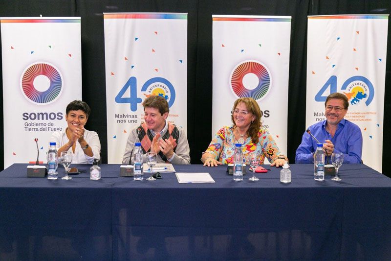 Melella firmó dos contratos de inicio de obras para Río Grande 