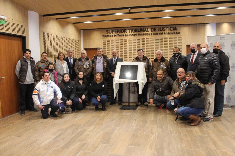 El Superior Tribunal entregó una placa al Centro de Ex Combatientes