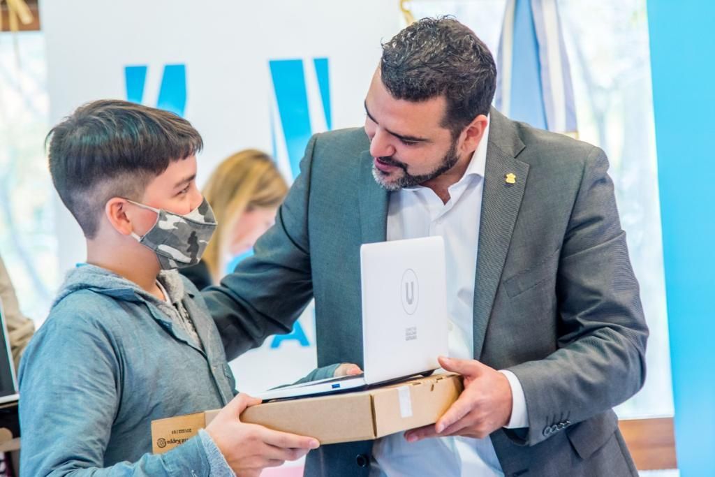 Vuoto entregó notebooks a Escuelas Experimentales