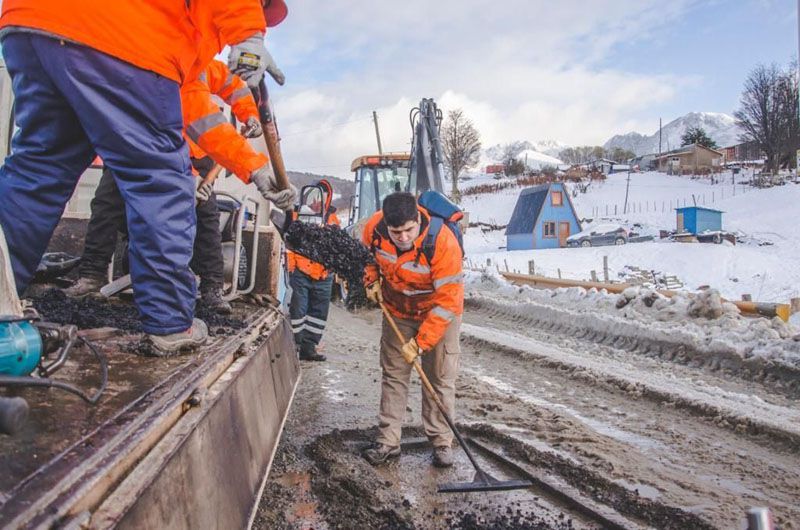 Personal municipal realiza tareas de bacheo con productos de alta tecnología