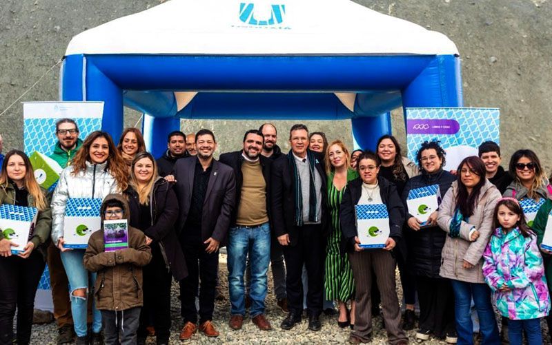 Bauer y Vuoto entregaron bibliotecas a beneficiarios del ProCreAr