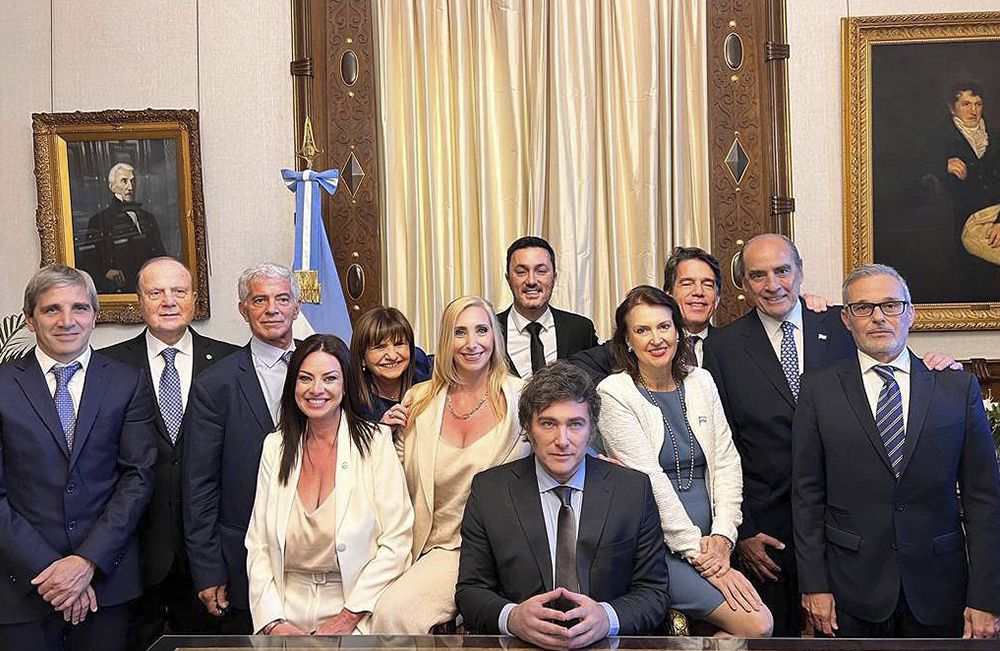 Milei le tomó juramento a sus 9 ministros en el Salón Blanco de Casa de Gobierno