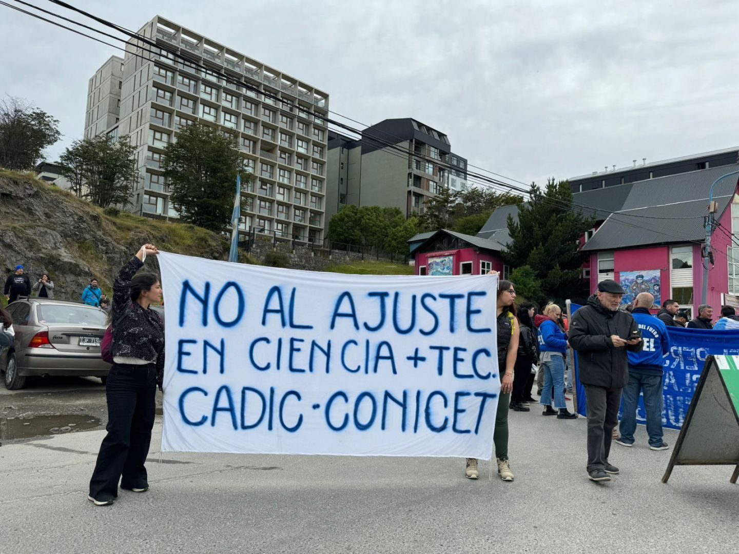 El CADIC CONICET se movilizó en defensa de la ciencia argentina