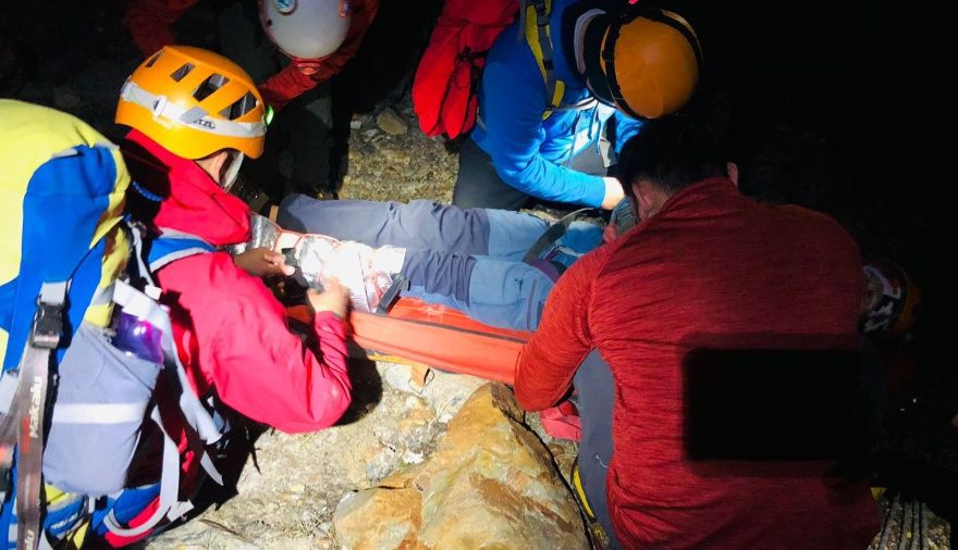 Complejo rescate nocturno de 9 horas en Ojo del Albino