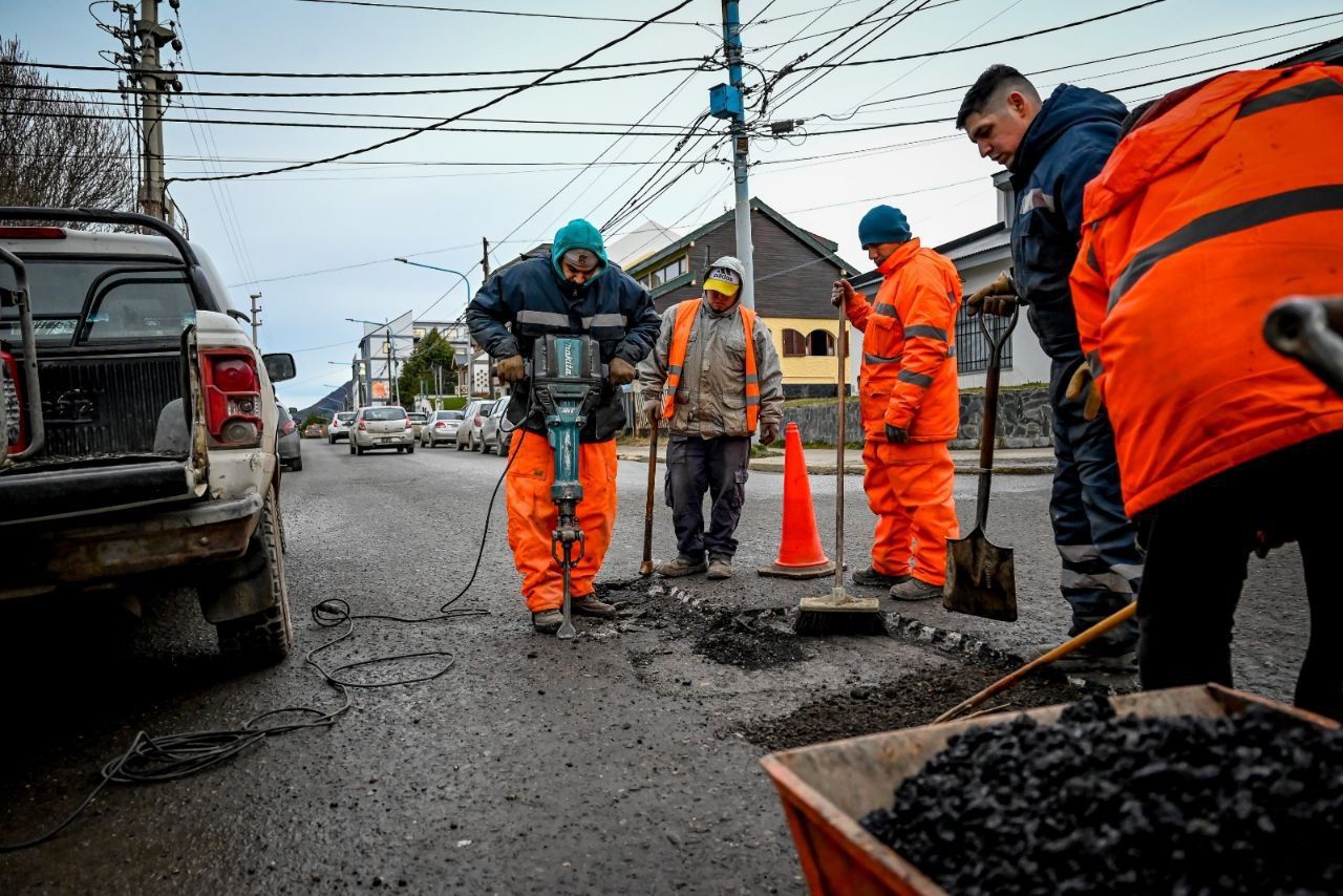 Personal municipal realiza trabajos de bacheo
