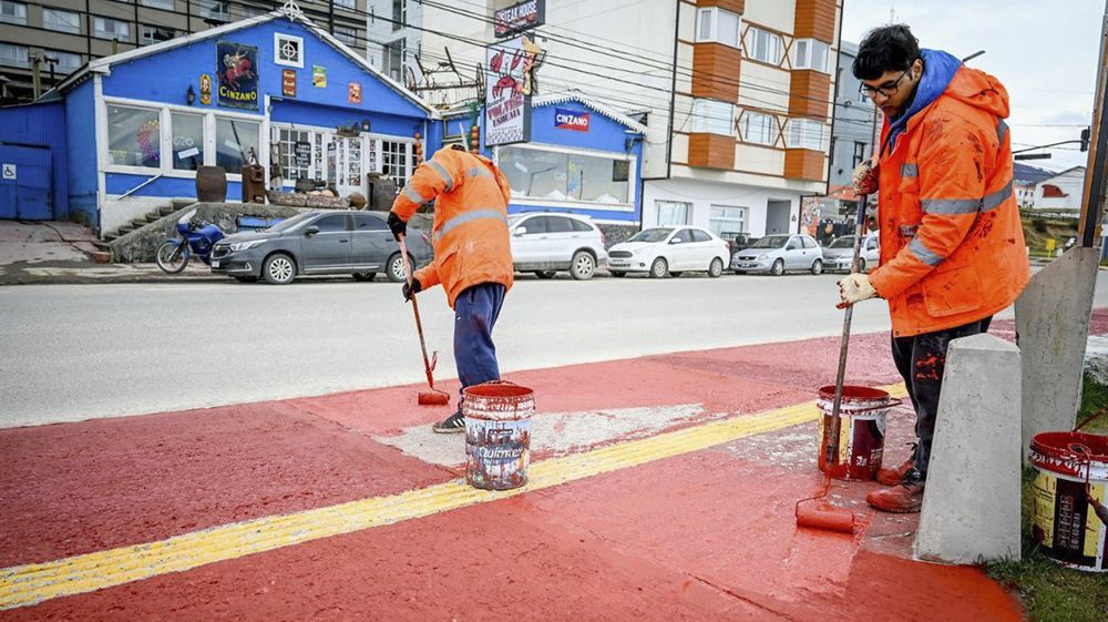 Personal municipal trabaja en el embellecimiento de espacios públicos