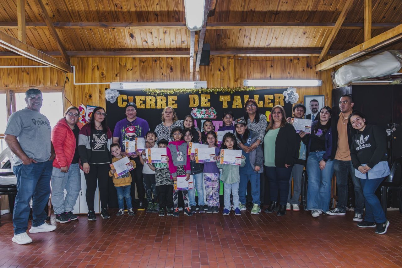 300 vecinos recibieron certificados de talleres de los Centros Comunitarios