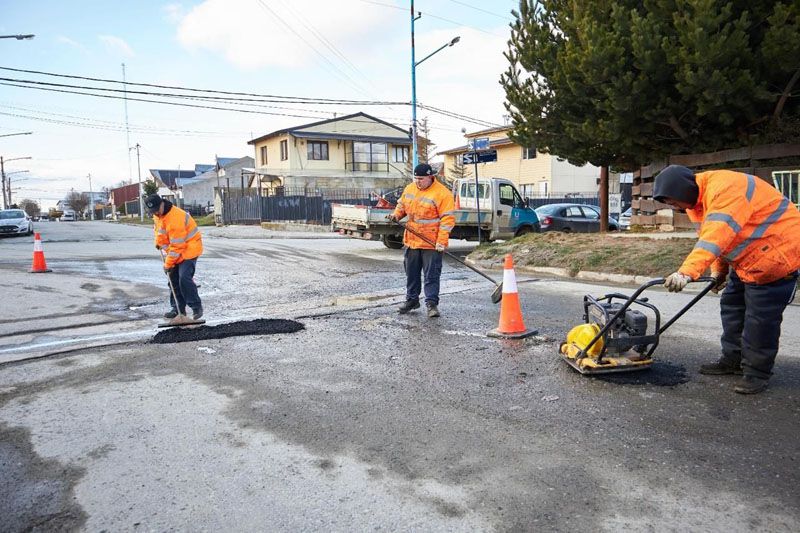 Continúan los trabajos de bacheo y mantenimiento vial