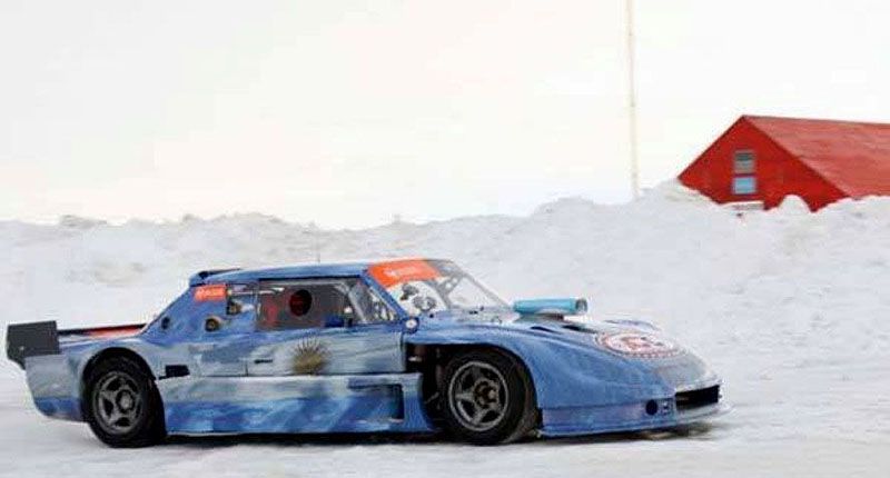 Un Torino recorre las inmediaciones de la base Marambio