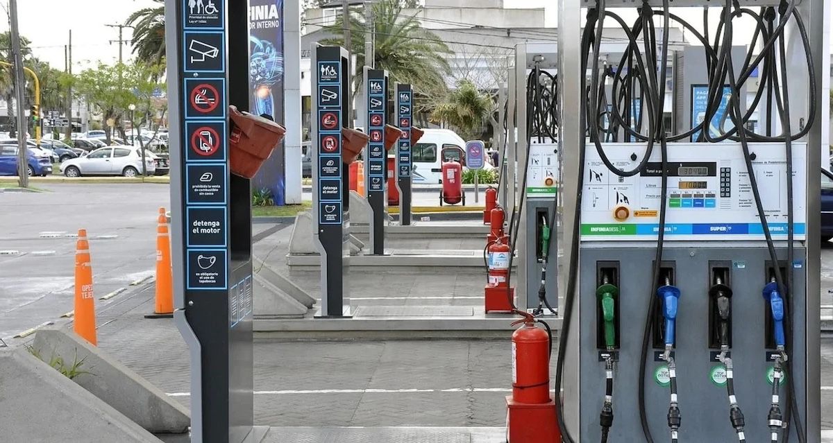 ¿Por qué no baja el precio del combustible al ritmo del crudo mundial?