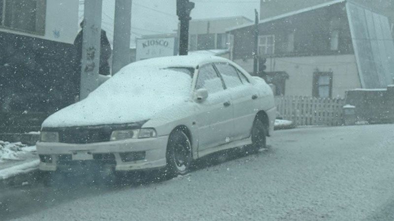 Un clásico del “arte urbano”: instalación en blanco sobre asfalto